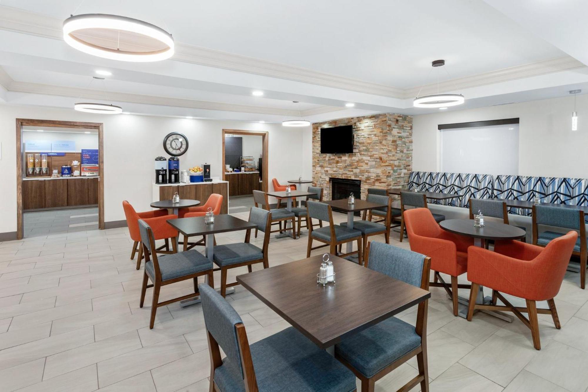 Holiday Inn Express Hotel & Suites Chicago-Algonquin By Ihg Εξωτερικό φωτογραφία