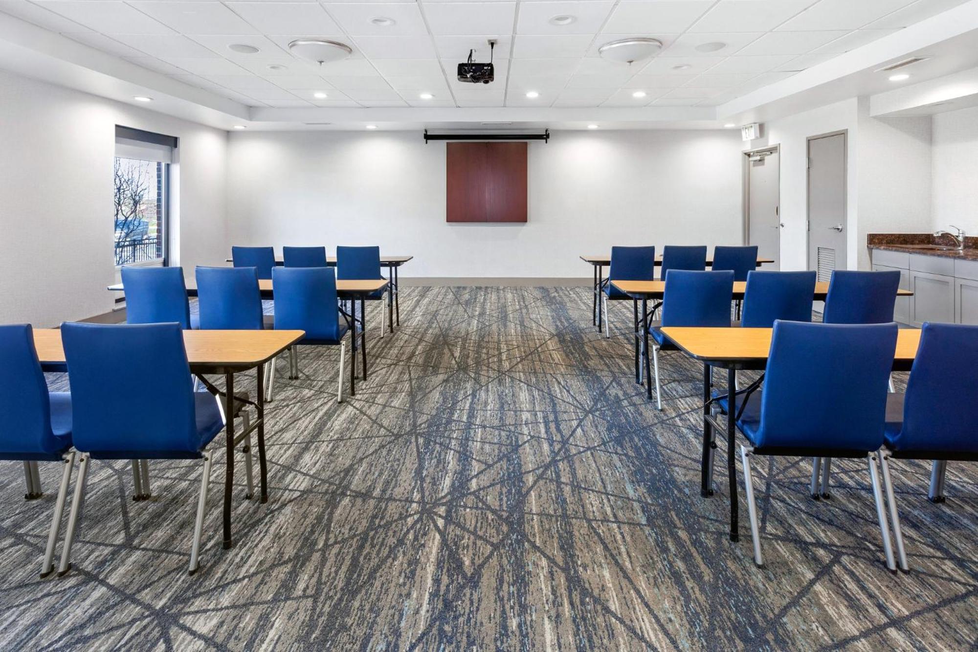 Holiday Inn Express Hotel & Suites Chicago-Algonquin By Ihg Εξωτερικό φωτογραφία