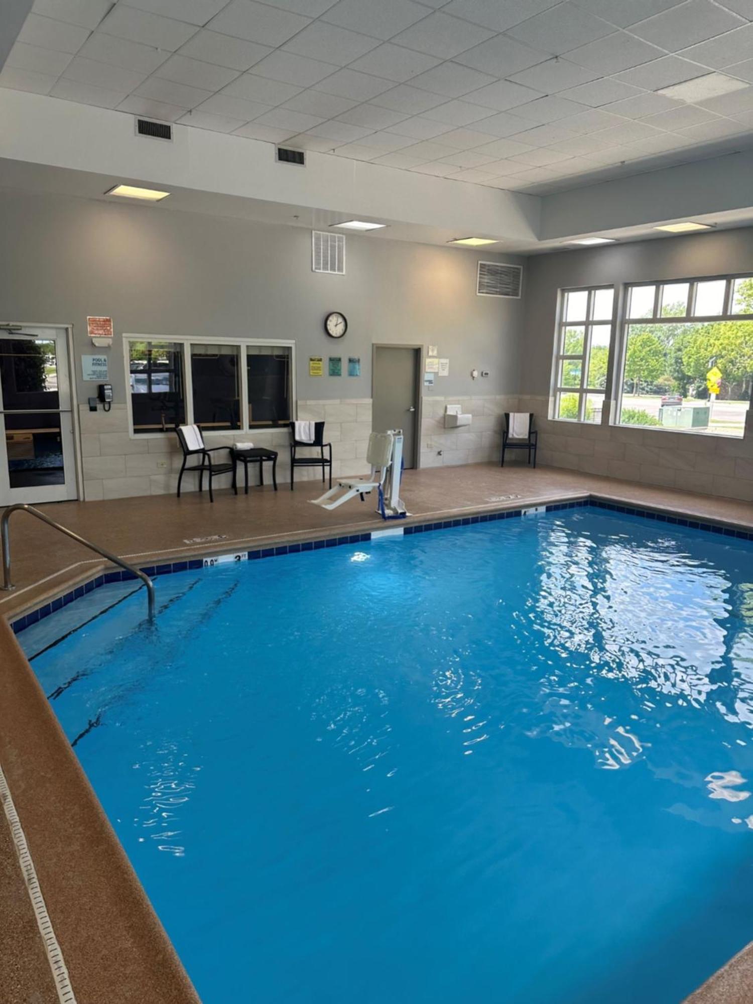 Holiday Inn Express Hotel & Suites Chicago-Algonquin By Ihg Εξωτερικό φωτογραφία