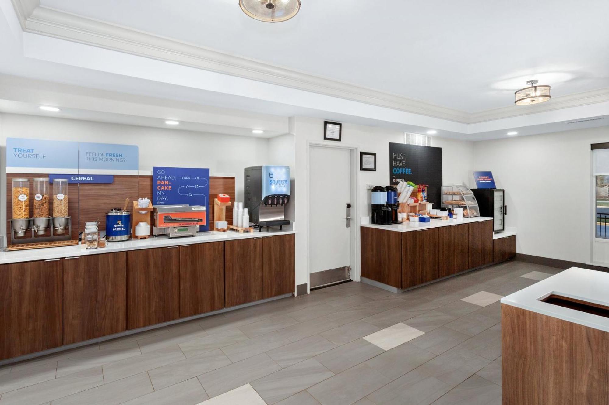 Holiday Inn Express Hotel & Suites Chicago-Algonquin By Ihg Εξωτερικό φωτογραφία